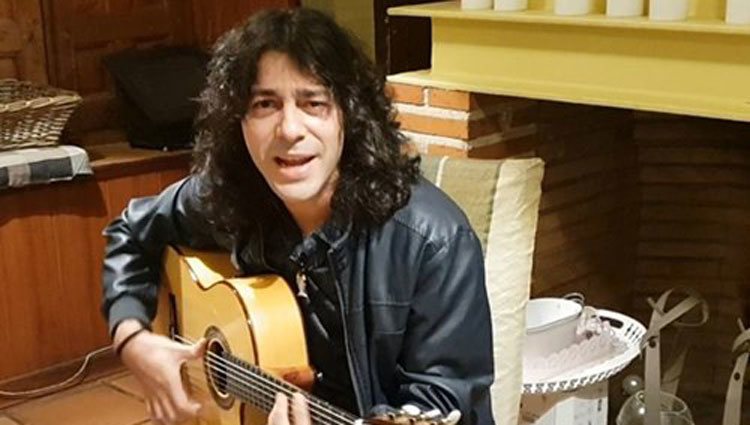 Javi Cantero tocando la guitarra/ Foto: Instagram