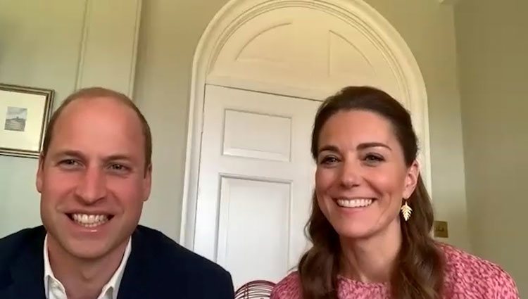 Los Duques de Cambridge hablando con el personal de una residencia a través de una videollamada
