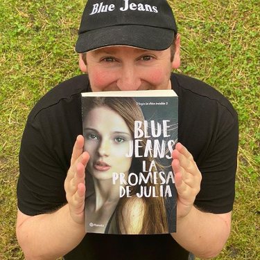 Blue Jeans sosteniendo su libro | Instagram