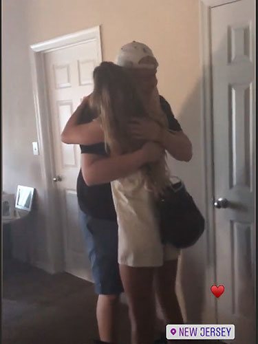 Álex Lequio abrazándose con su prima Celia/ Foto: Instagram