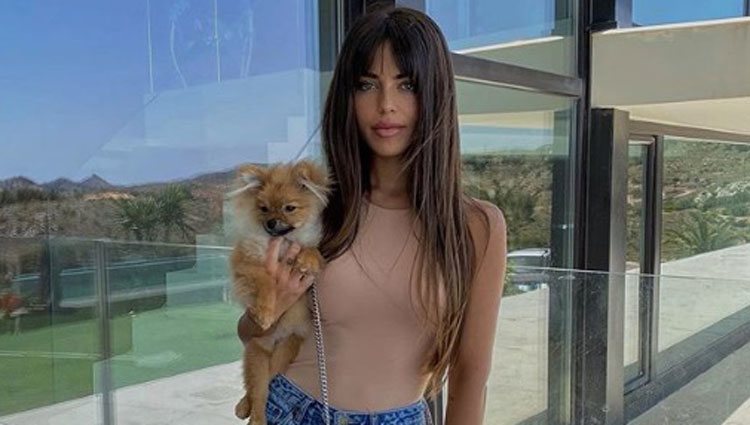 Violeta Mangriñán con su perrita Canela en Elda/ Foto: Instagram