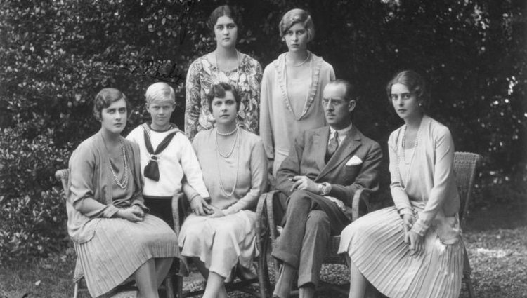 El Duque de Edimburgo junto a sus padres y hermanas | Pinterest
