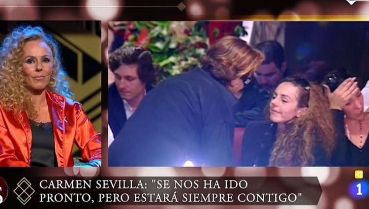 Carmen Sevilla hablando con Rocío en el funeral de su madre | Foto: rtve.es