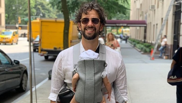 Nick Cordero paseando junto a su hijo / Instagram