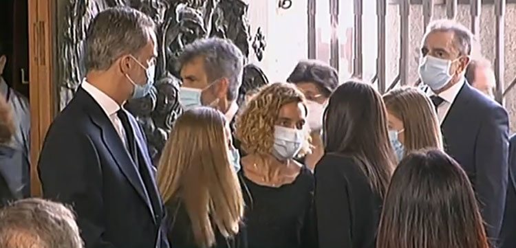 La Reina Letizia y Meritxell Batet hablando antes del comienzo del funeral por las víctimas del coronavirus