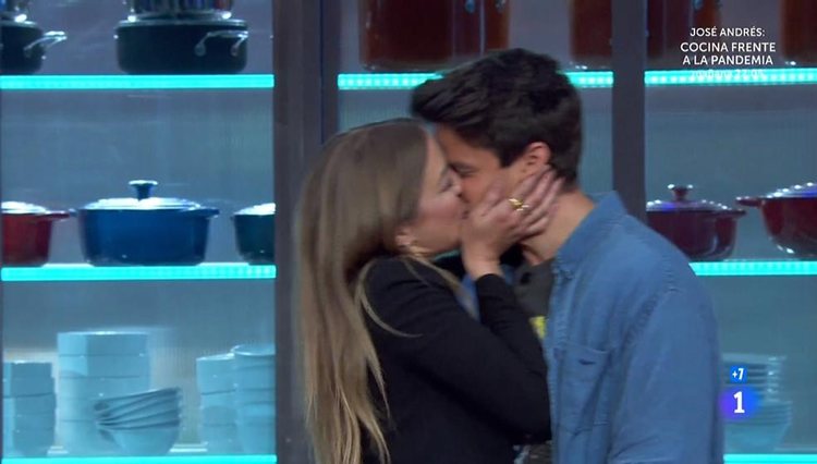 Alberto y Luna sellan su amor ante las cámaras | Foto: RTVE