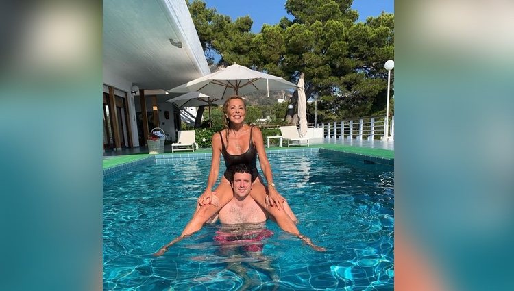 Ana Obregón y Álex Lequio en la piscina / Instagram