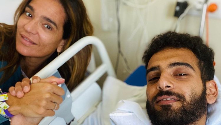 Manuel Cortés, feliz junto a su madre, abandona el hospital una semana después de su ingreso | Foto: Instagram