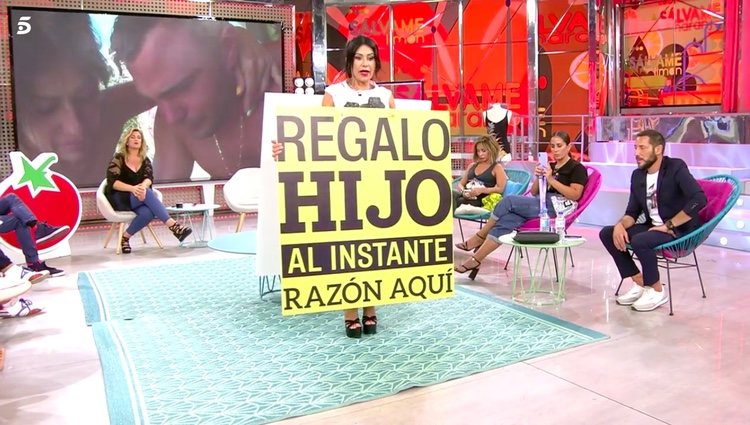 Maite Galdeano con el cartel en el que regala a su hijo / Telecinco.es