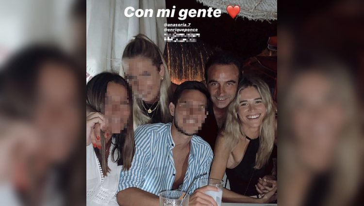 Enrique Ponce, uno más entre los amigos de Ana Soria | Foto: Instagram