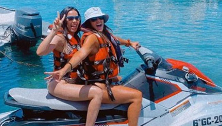 Beatriz Luengo y Anabel Pantoja montando juntas en una moto de agua/ Foto: Instagram