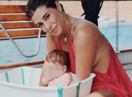 Elena Tablada bañando a su hija Camila en una bañera portátil/ foto: Instagram