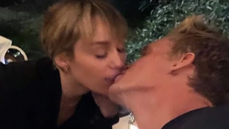 Miley Cyrus y Cody Simpson besándose / Instagram