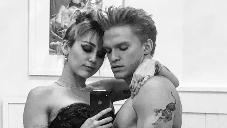 Miley Cyrus y Cody Simpson haciéndose un selfie / Instagram