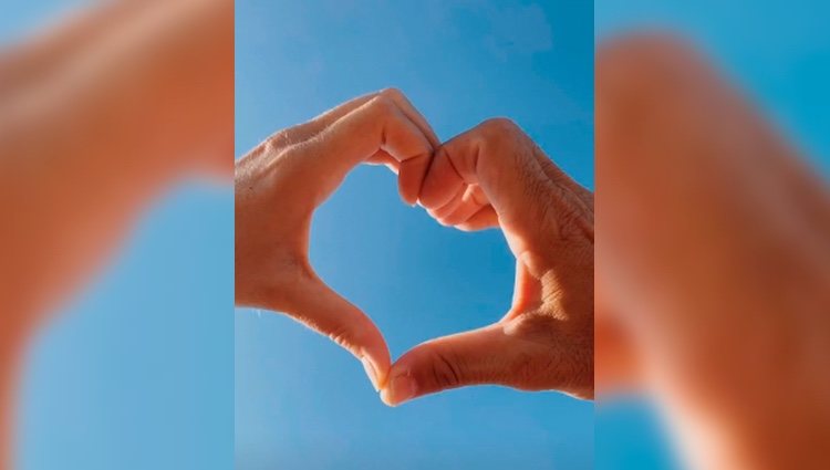 Enrique Ponce y Ana Soria haciendo un corazón con la mano / Instagram