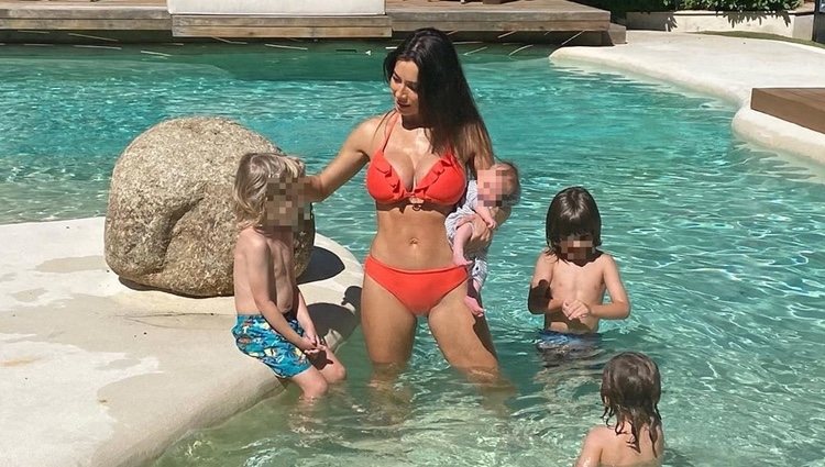 Pilar Rubio con sus cuatro hijos en la piscina / Instagram