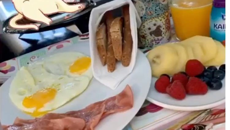 El desayuno que Nicole Kimpel le ha preparado a Banderas/ Foto: Instagram
