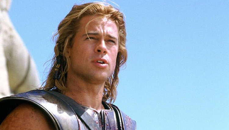 Brad Pitt mirando al horizonte en 'Troya'