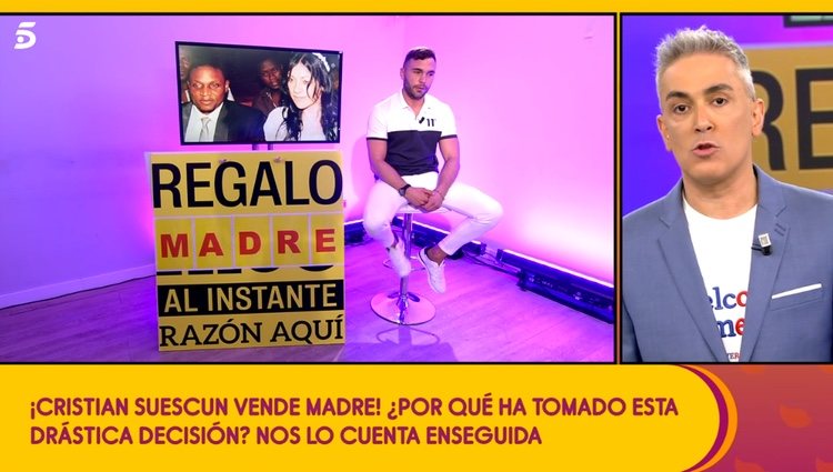 Cristian Suescun con el cartel de vender a su madre / Telecinco.es
