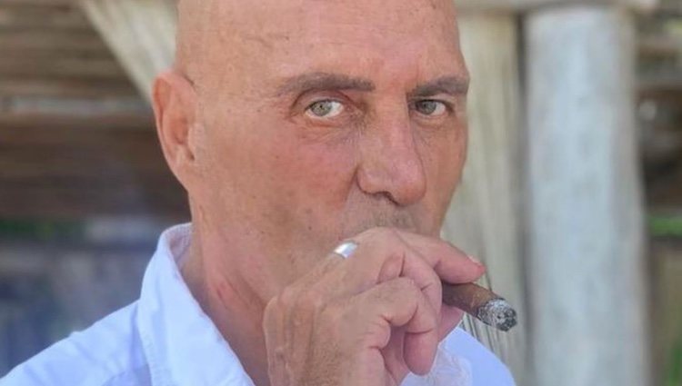Kiko Matamoros fumándose un puro/ Foto: Instagram