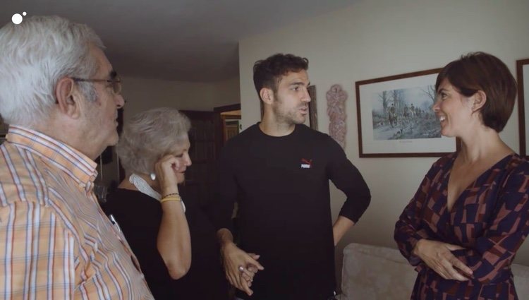 Césc Fábregas con sus abuelos / Cuatro.com