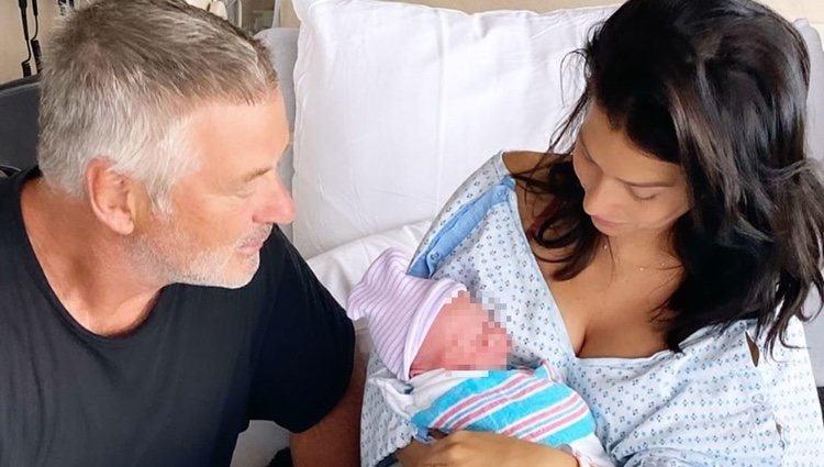 Alec Baldwin e Hilaria Thomas presentando a su quinto hijo en común / Instagram