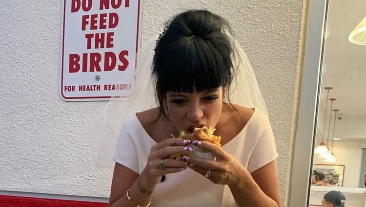Lilly Allen comiendo una hamburguesa tras su boda / Instagram