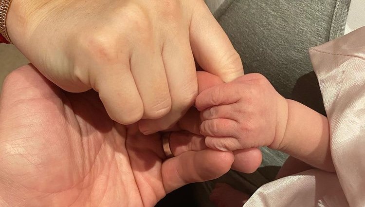 Pau Gasol y Catherine McDonnell cogiendo la mano de su hija / Instagram