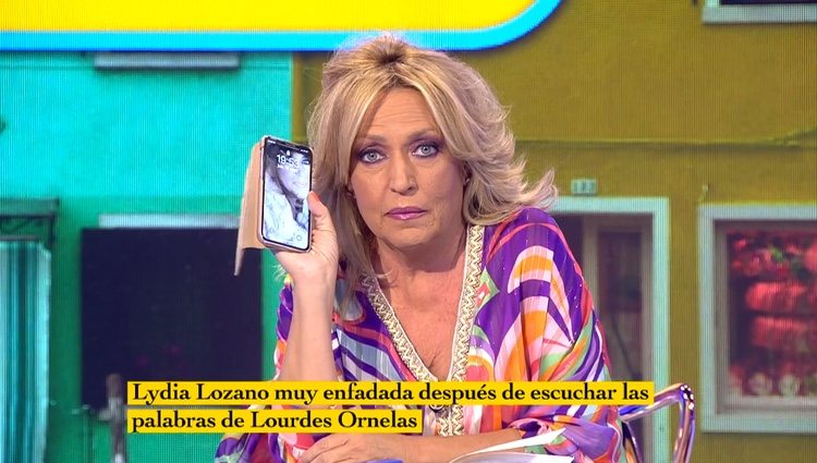 Lydia Lozano enseñando la pantalla de su móvil / Telecinco.es