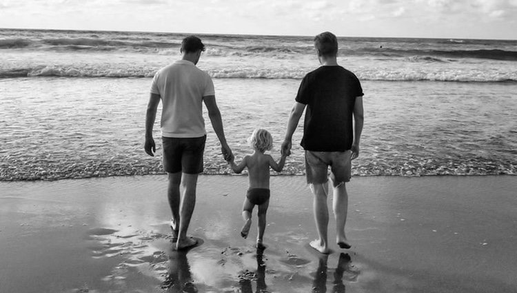 Pablo Rivero en la playa con su pareja y su hijo / Instagram