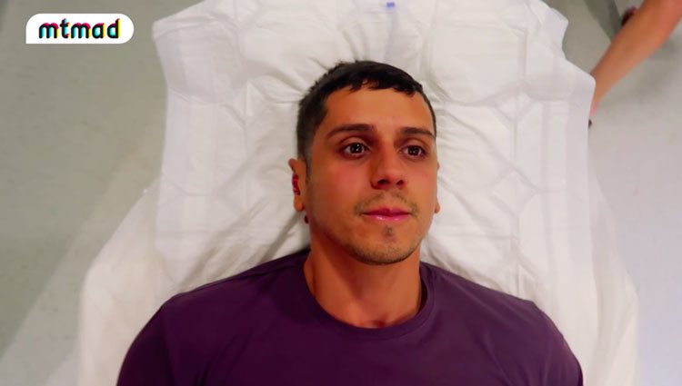 Christofer enseña el resultado de su operación de orejas/ Foto: Mtmad