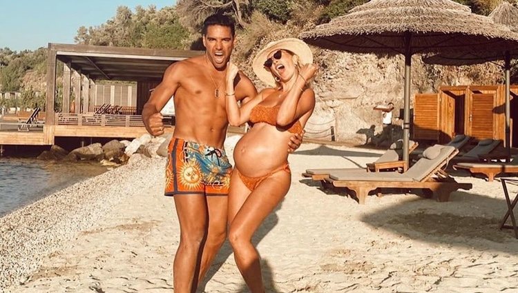Lorelei Tarón presumiendo de embarazo con Falcao en la playa / Instagram