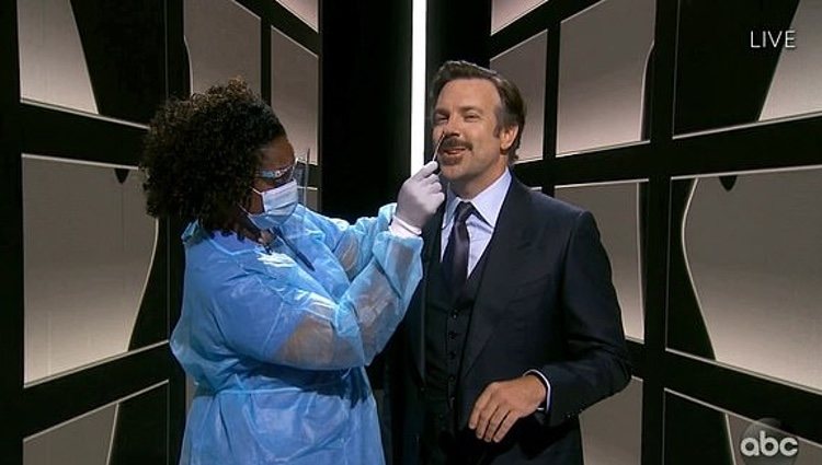 Jason Sudeikis 'haciéndose un PCR' en directo en los Emmys / ABC
