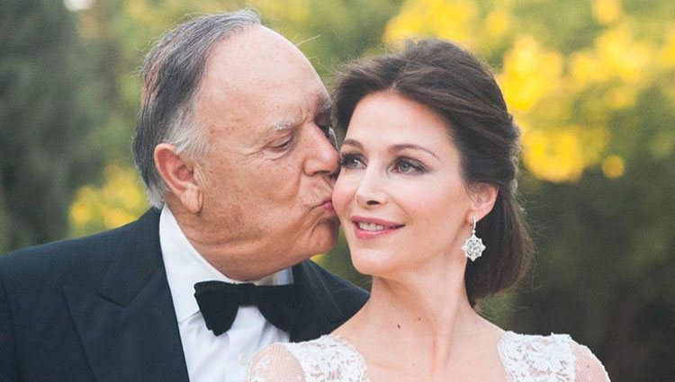 Carlos Falcó dando un beso a Esther Doña el día de su boda/ Foto: Instagram