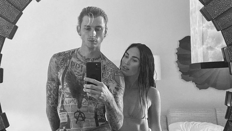 Megan Fox y Machine Gun Kelly haciéndose un selfie frente al espejo / Instagram