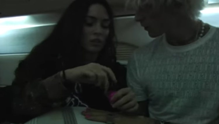 Megan Fox pintando las uñas a Machine Gun Kelly / Youtube