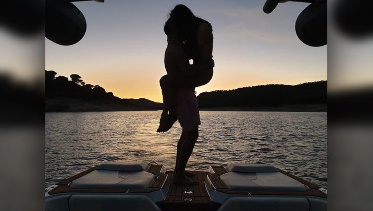 Pablo Nieto y Sonia Ferrer, muy enamorados en alta mar | Foto: Instagram