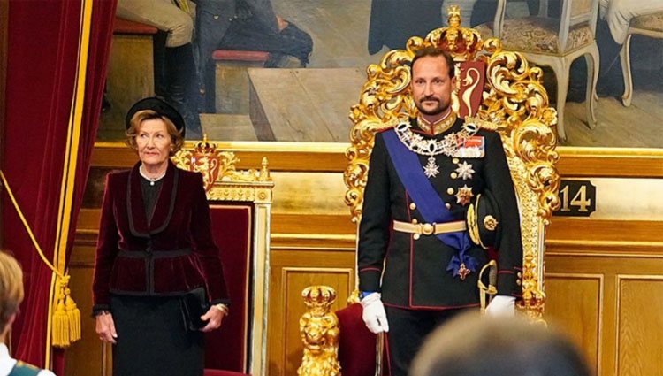 Haakon de Noruega junto a la Reina Sonia en la Apertura del Storting