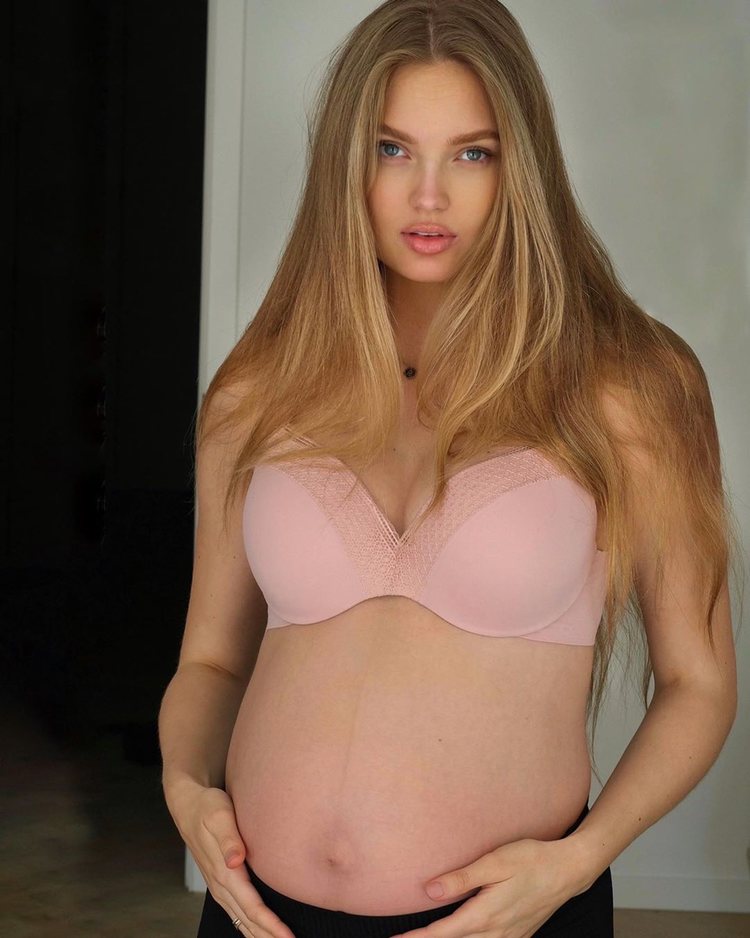 Romee Strijd presumiendo de barriga de embarazada en el séptimo mes de gestación | Foto: Insatgram
