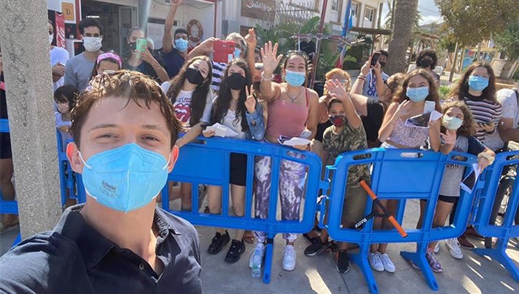 Tom Holland posando con sus fans en Jávea/ Foto: Instagram