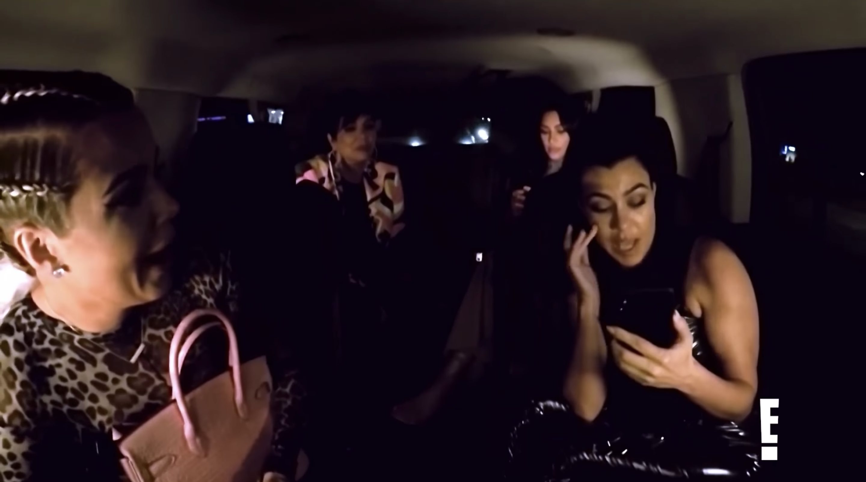 Khloé, Kim, Kourtney y Kris, preocupadas al escuchar los gritos en el otro coche | Foto: E!