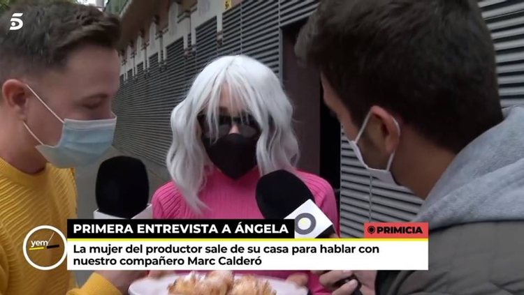 Ángela Dobrowolski con una peluca blanca cuando salio a ofrecer comida a los medios | Foto: Telecinco.es