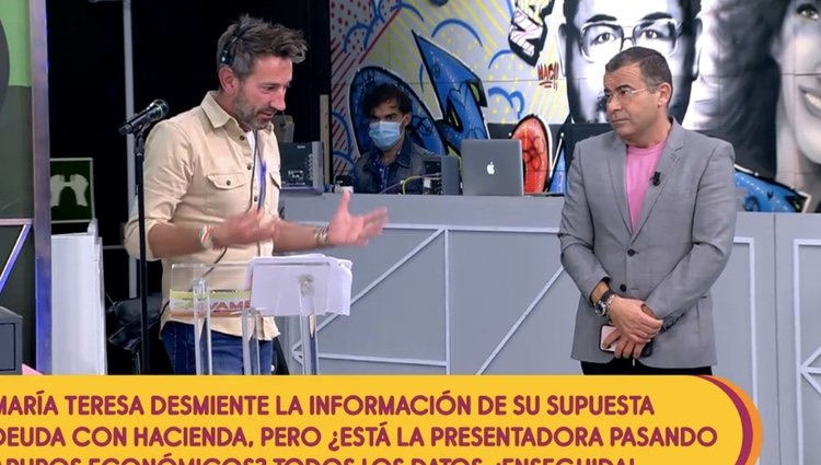Jorge Javier dudando si mostrar los mensajes | Foto: telecinco.es