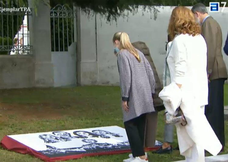 La Familia Real admira la alfombra realizada con motivo de su visita a Somao
