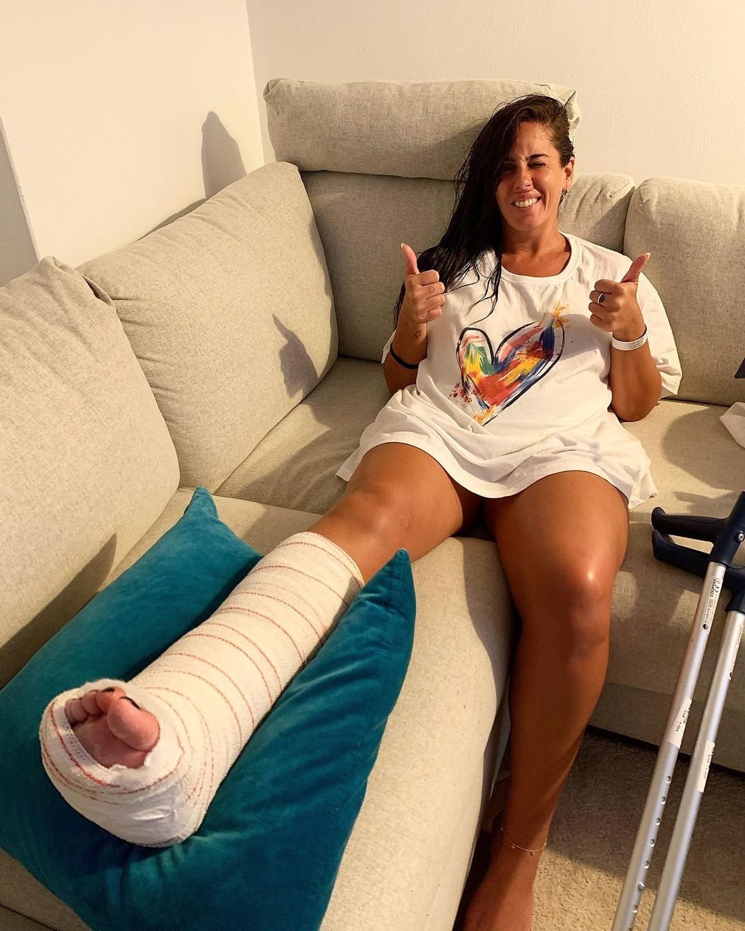 Anabel Pantoja con la pierna vendada | Instagram