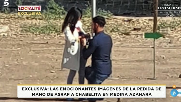 Isa Pantoja recibiendo el anillo de Asraf | Foto: telecinco.es