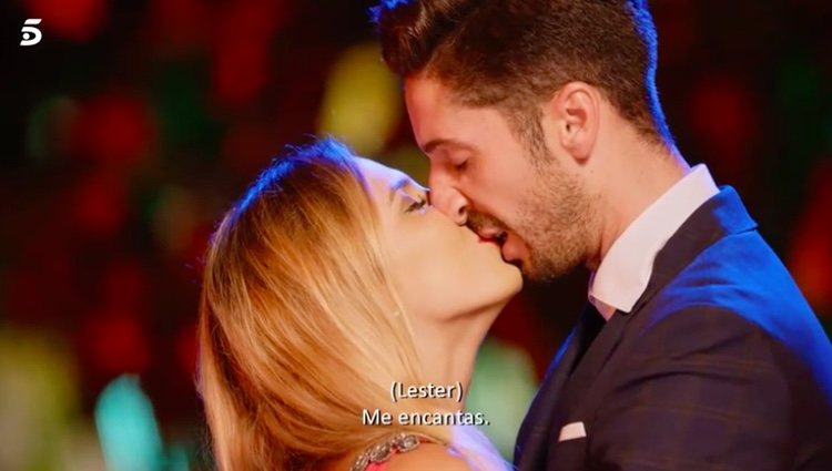Lester y Patricia besándose antes de irse juntos / Telecinco.es