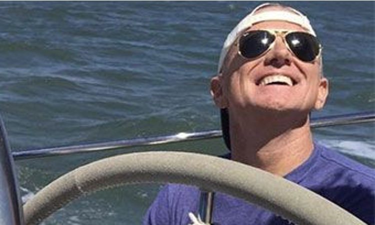 James Redford disfrutando de un paseo en barco/ Foto: redes sociales