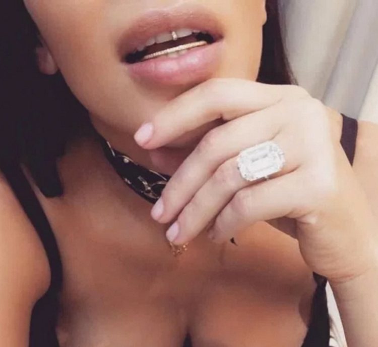 Una de las joyas que le robaron a Kim Kardashian en París | Foto: Instagram