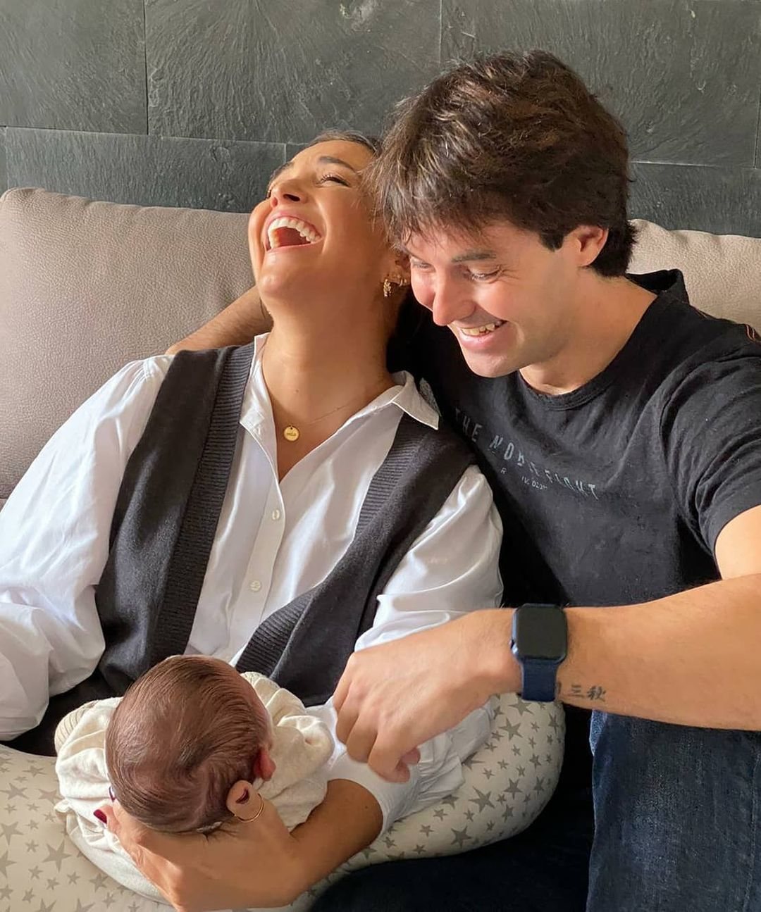 Paula Echevarría con Iker en brazos, el hijo recién nacido de un amigo/ Foto: Instagram